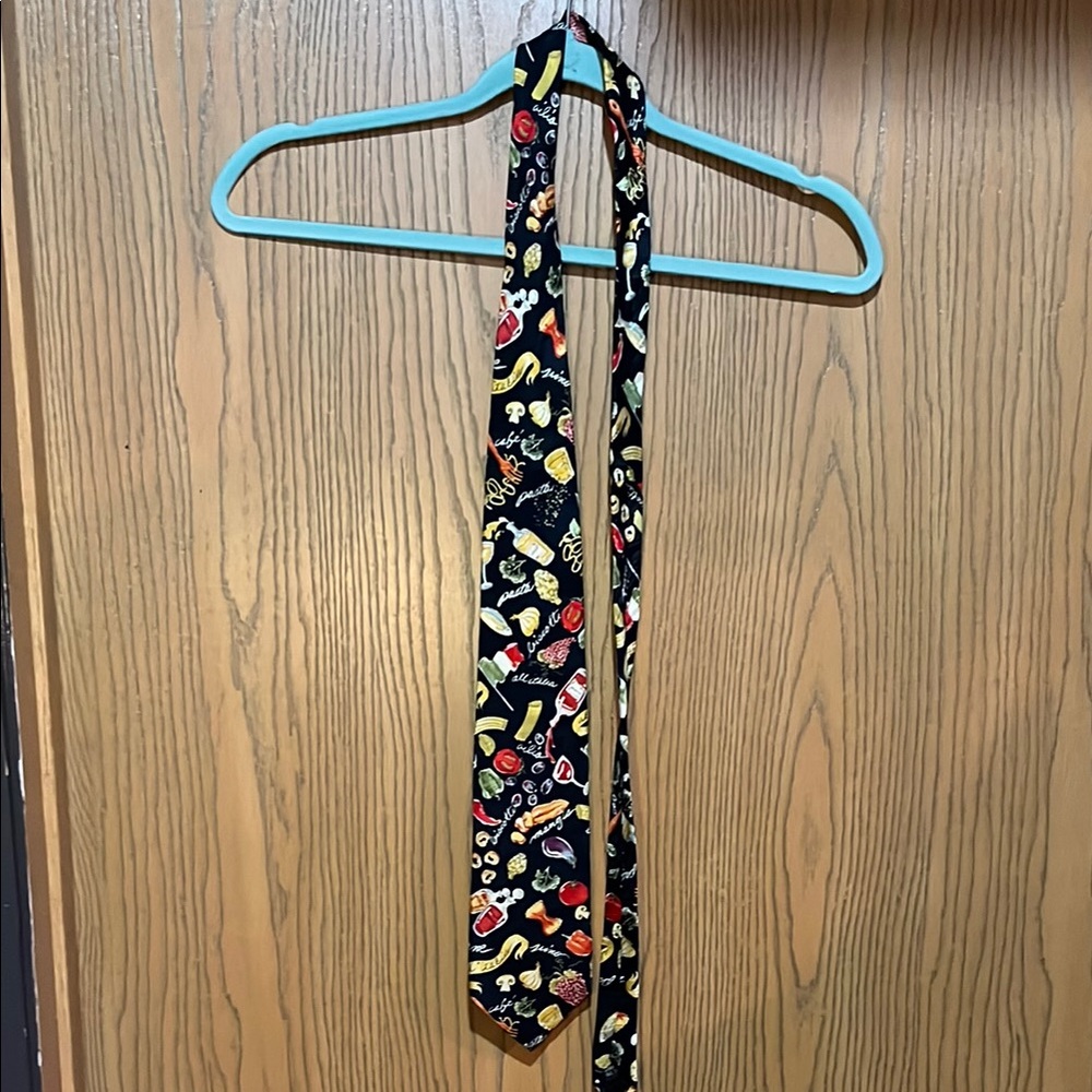 Vintage Museum Artifacts 100% silk tie!